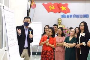 GS.TS Duu Sheng Ong (bên trái) trong buổi tập huấn,.