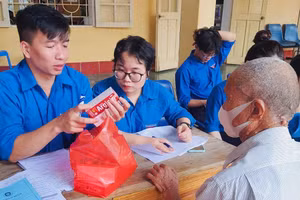 Trường Đại học Y - Dược (ĐH Thái Nguyên) tổ chức khám và phát thuốc miễn phí cho người dân