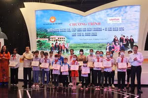 Trao học bổng tiếp sức đến trường cho học sinh có hoàn cảnh khó khăn trên địa bàn tỉnh Thái Nguyên