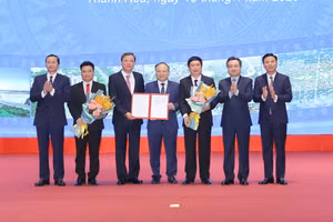Ông Nguyễn Thanh Nghị, Bộ trưởng Bộ Xây dựng trao quyết định của Thủ tướng Chính phủ về quy hoạch đô thị Thanh Hóa cho lãnh đạo TP.Thanh Hóa và huyện Đông Sơn. (Ảnh: MH).