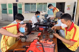Sinh viên Khoa Công nghệ ô tô Trường Cao đẳng Đại Việt Sài Gòn trong giờ thực hành.