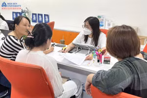 Thí sinh làm thủ tục nhập học vào HSU