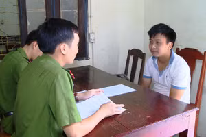 Phùng Văn Đạt tại cơ quan công an. Ảnh: Công an Thanh Hóa cung cấp.