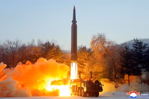 Hãng tin KCNA đưa hình ảnh về vụ bắn thử một tên lửa tại một địa điểm không được tiết lộ ở Triều Tiên ngày 5/1.