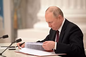 Tổng thống Nga Vladimir Putin đã ký sắc lệnh công nhận các nước Cộng hòa Nhân dân Donetsk (DPR) và Lugansk (LPR).