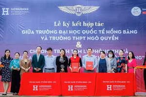 Đại diện của hai trường trong buổi lễ ký kết hợp tác giữa HIU và trường THPT Ngô Quyền