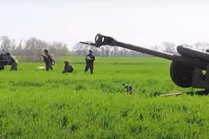 Nga bắn pháo D-30 vào các mục tiêu của Ukraine.