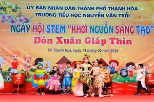 Tiết mục biểu diễn hoạt cảnh tại Ngày hội STEM "Khơi nguồn sáng tạo" của học sinh Trường Tiểu học Nguyễn Văn Trỗi - TP Thanh Hóa. (Ảnh: TH)