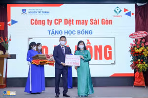 TS Trần Ái Cầm- Hiệu trưởng Trường ĐH Nguyễn Tất Thành tiếp nhận 50 tỷ đồng cho quỹ học bổng