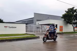 Công ty Tombow đủ điều kiện hoạt động trở lại sau khi F1 làm việc tại đây đã có 2 lần âm tính Covid-19. Ảnh: Tuổi trẻ Online