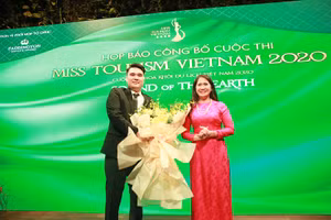Bà Tôn Thị Ngọc Hạnh (Phó chủ tịch UBND Tỉnh Đắk Nông) tặng hoa cám ơn nhà tài trợ kim cương của cuộc thi.