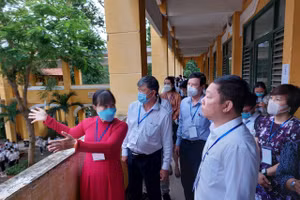  Ông Dương Anh Đức - Phó Chủ tịch UBND TPHCM và ông Nguyễn Văn Hiếu - Giám đốc Sở GD&ĐT TPHCM trao đổi với lãnh đạo điểm thi Trường THPT Trưng Vương (Q.1, TPHCM).