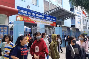 Cổng Trường ĐH Ngoại ngữ - Tin học TPHCM. Ảnh tư liệu.