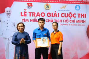 NGƯT.TS Nguyễn Thị Thu Lan - Phó BÍ thư Đảng ủy - Phó Hiệu trưởng nhà trường trao giải nhất cho sinh viên Đào Văn Mỹ.