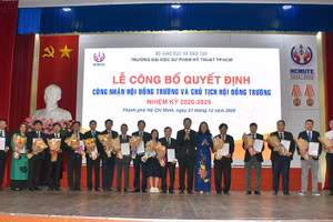 Thứ trưởng Nguyễn Văn Phúc trao quyết định công nhận của Bộ GD&ĐT cho Hội đồng trường HCMUTE.