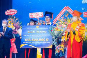 Sinh viên dự lễ trực tiếp nhận bảng tượng trưng khen thưởng  176  sinh viên tốt nghiệp xuất sắc.