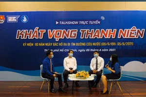 MC cùng diễn giả trao đổi tại buổi tọa đàm.