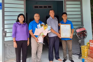 Bà Mai Thị Lệ, nguyên Giám đốc Sở GD&ĐT tỉnh Tây Ninh, Phó Chủ tịch Hội Khuyến học tỉnh và ông Phan Minh Tùng - Phó Giám đốc Sở GD&ĐT tỉnh Tây Ninh trao thư cám ơn đơn vị tài trợ nhà tình thương.
