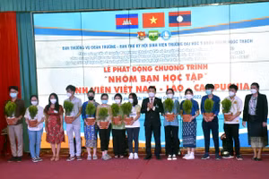 Đại diện các “Nhóm bạn học tập” sinh viên Việt Nam – Lào – Campuchia nhận quà tại sự kiện.