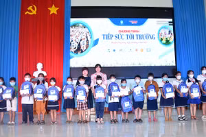 Nhà báo Dương Thanh Hương (Phó Tổng Biên tập Báo GD&TĐ) và bà Nguyễn Thị Bạch Vân (Giám đốc Sở GD&ĐT tỉnh Trà Vinh) trao quà,học bổng cho các em HS.
