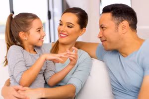 Cha mẹ nên dành nhiều thời gian cho con thời Covid-19 (hình minh họa).