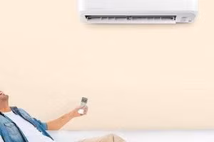 Đi ngoài nắng nóng vào điều hòa lạnh vừa nguy hiểm vừa tốn điện (hình minh họa).