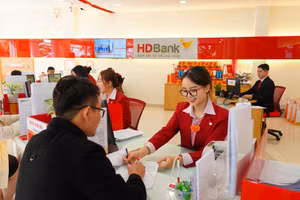 Nhiều ngân hàng đang rục rịch tăng lãi suất tiết kiệm trở lại từ đầu tháng 4 đến nay. Ảnh: HDB