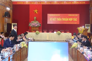 Toàn cảnh buổi ký kết thoả thuận hợp tác với 7 trường đại học.