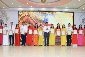 Trao thưởng cho những cá nhân có thành tích xuất sắc.