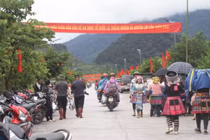 Nhiều người dân đội mưa đến tham dự "Ngày hội toàn dân bảo vệ an ninh Tổ quốc”.