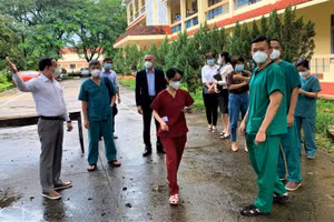 Đội ngũ y, bác sỹ bệnh viện Chợ Rẫy - TP HCM đến kiểm tra bệnh viện dã chiến số 1 của tỉnh Đắk Lắk.