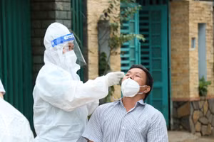 Lực lượng chức năng lấy mẫu test nhanh SARS-CoV-2 cho người dân.