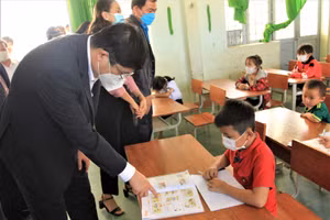Giám đốc Sở GD&ĐT Phạm Đăng Khoa động viên học sinh Trường Tiểu học Cẩm Phong.