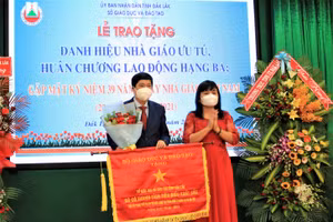 Tặng Cờ của Bộ GD&ĐT cho Sở GD&ĐT.