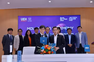 Nghi thức ký kết MOU giữa UEH và Bảo tàng Nghệ thuật Ulsan.