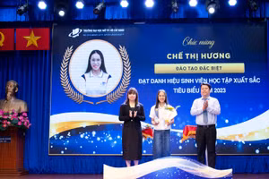TS Lê Nguyễn Quốc Khang, Phó hiệu trưởng Trường ĐH Mở TPHCM cùng đại diện doanh nghiệp trao giấy khen cho sinh viên.
