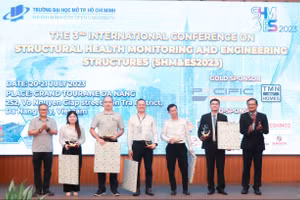 GS Nguyễn Minh Hà (bìa phải) trao kỉ niệm chương cho các chuyên gia. 