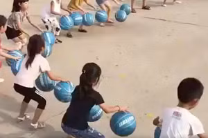 Ý kiến trái chiều xung quanh clip trẻ mẫu giáo nảy bóng với hàng chục triệu lượt xem