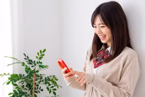 HS Nhật Bản dùng điện thoại di động.