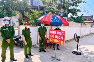 Công an huyện Thiệu Hóa (Thanh Hóa) lập chốt kiểm soát tại khu vực cư trú của bệnh nhân Covid-19.