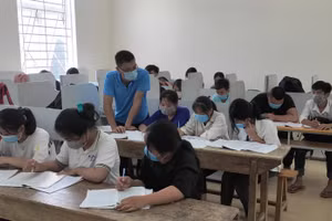 Học sinh khối lớp 9, Trường THCS Tân Phúc (Lang Chánh, Thanh Hóa) đang ôn thi.