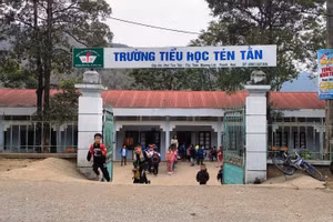 Trường Tiểu học Tén Tằn, thị trấn Mường Lát (Thanh Hóa) được xây dựng từ năm 2002, đã xuống cấp nghiêm trọng.