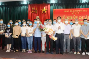Lãnh đạo tỉnh Thanh Hóa tặng hoa cho đoàn cán bộ, y, bác sĩ trước khi lên đường hỗ trợ TP Hồ Chí Minh và tỉnh Bình Dương.
