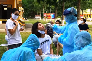 Lấy mẫu xét nghiệm Virut SARS-CoV-2 tại khu cách ly tập trung.