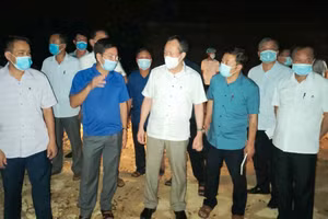 Sau khi ghi nhận ca mắc Covid-19, ở xã Vạn Xuân, huyện Thường Xuân, lãnh đạo Sở Y tế Thanh Hóa và các ngành liên quan đã chỉ đạo công tác phòng, chống dịch trong đêm.