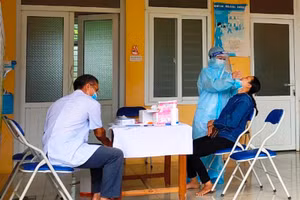 Nhân viên y tế lấy mẫu xét nghiệm Covid-19.