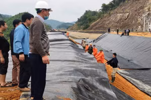 Lực lượng chức năng đang khắc phục sự cố đứt gãy kênh Bắc sông Chu – Nam sông Mã (đoạn qua xã Phùng Minh, huyện Ngọc Lặc, Thanh Hóa).