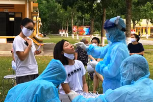 Lấy mẫu xét nghiệm SARS-CoV-2 cho người cách ly tập trung ở Thanh Hóa.