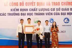 Trao chứng nhận kiểm định chất lượng cho trường Đại học Công nghệ Thông tin và Truyền thông (ĐH Thái Nguyên).