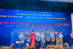 Các đơn vị tham gia Ngày hội sách và Văn hóa đọc tỉnh Bắc Kạn lần thứ 2 nhận cờ lưu niệm của Ban tổ chức.